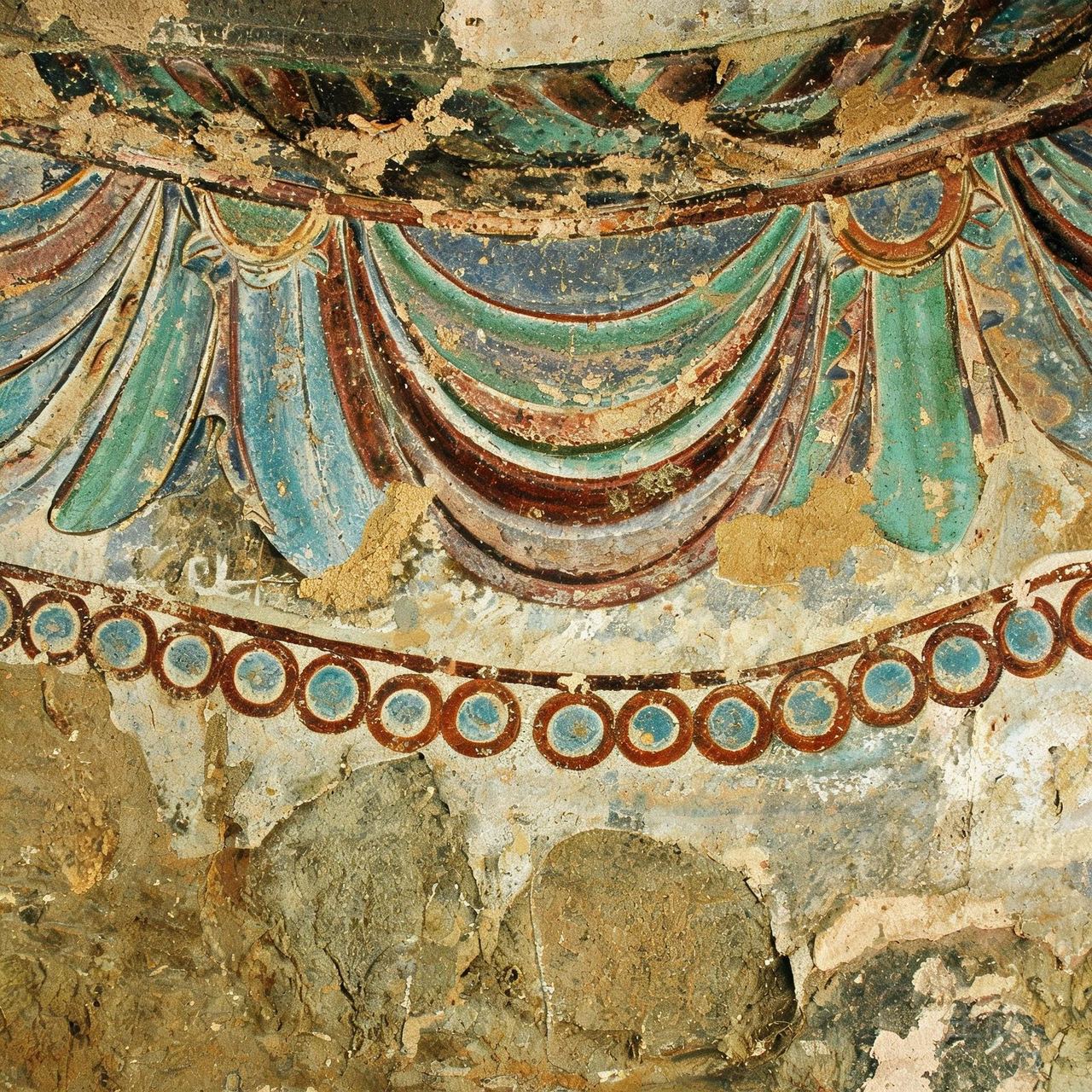 Valance and Pearl Motif